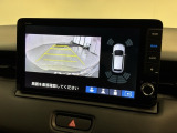 リバースギアに入れるだけで後方の表示へ切り替わります。夜間や雨の日の駐車も楽になりますよ。