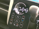 【オートエアコン】一度お好みの温度に設定すれば、車内の温度を検知し風量や温度を自動で調整。暑い&hellip;寒い&hellip;と何度もスイッチ操作をする必要はありません。快適な車内空間には必須の機能ですね♪