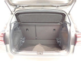 荷室は荷物を隠せるトノカバー付!充分な荷室の広さです!