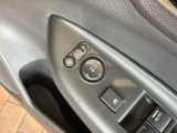 狭い駐車場で便利な電動格納ドアミラーが付いています。