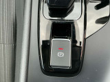 電動パーキングブレーキは、従来の足踏み式に比べ、しっかりと車をホールドしてくれるので安心です。女性の方には特に安心いただける装備です