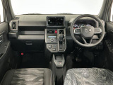 【インパネ】運転のしやすさを最優先に設計された見晴らしの良いフロントビュー。車両間隔が掴みやすく狭い道でも安心♪「安全」と「品質」を最優先に、安心してお乗りいただけるクルマを提供いたします。