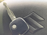 【キーレス】少し離れた場所からでもボタン一つでドアの開錠・施錠ができるのでとっても便利!ドアの鍵穴周りに傷をつけることもありません♪