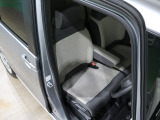 程よい硬さとホールド性が高いシートで長時間運転も快適です。