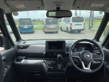 大きなフロントガラスで視界も広く運転しやすいですよ。