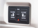 【両側電動スライドドア】ボタンを押すだけでスライドドアの開閉が可能。もちろんキーからの操作も可能。お子様を抱いている時・両手いっぱいの荷物を持ってる時など非常に役立ちます。