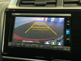 リバースギアに入れるだけで後方の表示へ切り替わります。夜間や雨の日の駐車も楽になりますよ。