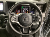 ハンドルにHondaセンシング系のクルーズコントロールやレーンキープアシストなどのスイッチと、オーディオの操作スイッチが装備されています。ハンドルから手を離さず安全に操作できます。