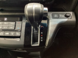 CVT車のセレクトレバーです。低速から高速まで、変速ショックのないスムーズな走りを実現するとともに、エンジン効率のよい領域を維持することで燃費にも貢献します。