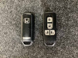 スマートキー付きですからドアロックの開閉およびエンジンスタートが楽々です。電動スライドドアの開け閉めもボタンで操作できます。スペアキーも同じものを用意しております。