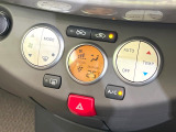 【オートエアコン】一度お好みの温度に設定すれば、車内の温度を検知し風量や温度を自動で調整。暑い&hellip;寒い&hellip;と何度もスイッチ操作をする必要はありません。快適な車内空間には必須の機能ですね♪