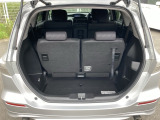 荷室は3列目シートを立てたままでも十分な容量があります。
