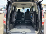 リヤシートは跳ね上げ式で、荷室をより広くお使いいただきます。