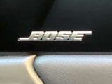 BOSEサウンドシステムを搭載。「良い音を出す」ではなく、その車種のごとに特徴を計算(車種専用設計)し、「反響音」を作り出すことによってどの座席でも自分中心で音が聴こえ、「心地よい空間」を作り出します。