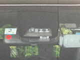 【トヨタセーフティセンス】走行中に前方の車両等を認識し、衝突しそうな時は警報とブレーキで衝突回避と被害軽減をアシスト。より安全にドライブをお楽しみいただけます。