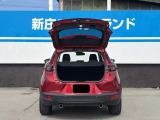大きく開くリアゲートで荷物の出し入れも容易にできます。