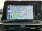 一枚岩のようなデザインのメーカーオプションナビは9インチの大画面に加えて、Bluetooth接続・HDMI端子・Apple CarPlayワイヤレス接続・スマホのワイヤレス充電など多数の機能が満載です!!