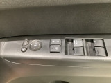 ハンドルの右側に電動格納付きパワーミラーの操作スイッチがついています。左右のサイドミラーの角度調節も微調整ができて便利です。パワーウインドウは運転席でドア4枚とも上下の操作ができるようになっています。