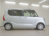 リアには左右スライドドアを採用。狭い駐車場でも開閉しやすく、強風の日でもドアが煽られにくくなっております。小さなお子さまやご年配の方も安心して乗り降りできます。