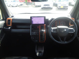 大きなフロントガラスで広々とした視界の運転席まわりです。