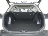 便利な6:4分割可倒式シートです。収納と乗車人数のバランスに優れています♪荷物の大きさに応じたラゲージスペースをフレキシブルに作り出せるので、シーンに応じた使い方ができます♪