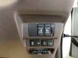 パワースライドドアの開閉はスマートキーのリモコンやドアノブは勿論、運転席側のスイッチ操作でも開閉ができ、安全・簡単です。