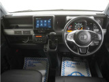 運転にかかわる様々な操作を安全に行えるように視点移動が少なく、操作性に配慮されたスイッチ類が凝縮されたコクピットです。