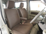 【清潔感のある運転席&助手席】隅々までクリーニングの行き届いた運転席&助手席。目立ったシミや汚れ等もございません。快適なドライブをどうぞ。