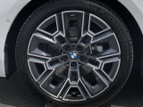 BMW純正20インチホイール。洗練されたデザインで、足元の個性を引き立てます。