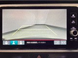 【バックカメラ】運転が苦手な方も車庫入れラクラクです!ギアをリバースに入れれば自動的に切り換わりますので、面倒な操作は不要です♪狭い駐車場もお車を傷つけず安心ですね!