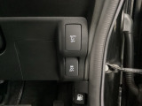 VSA装備車です。VSAはドライバーの操作と車の動きを見守っています。もし車の挙動が乱れたとき、4輪別々にブレーキをかけたり、エンジンパワーをしぼることによって車を安定させます。