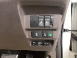 パワースライドドアの開閉はスマートキーのリモコンやドアノブは勿論、運転席側のスイッチ操作でも開閉ができ、安全・簡単です。