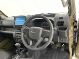 運転席まわりです。 各操作スイッチは使いやすい位置に配置されてます。