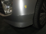 この車両は助手席側フロントバンパー にA5サイズ程度の傷が有ります。こちらは現状での販売となります。ご希望であれば当社にて板金修理を行うことも可能です。詳しくは担当営業までご相談下さいませ。