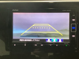 【バックカメラ】運転が苦手な方も車庫入れラクラクです!ギアをリバースに入れれば自動的に切り換わりますので、面倒な操作は不要です♪狭い駐車場もお車を傷つけず安心ですね!