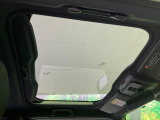 【ガラスルーフ】ガラスルーフ搭載で車内の解放感が一気にアップ!開放的なドライブをお楽しみいただけます。