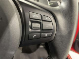 ステアリングスイッチ付きで、運転中に視線を前に向けたまま操作できます。