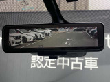 スマートルームミラーも付いています。後方ピラーや荷物、後席に同乗している方や曇りなど視界が遮られた場合でも後方カメラからの映像で安全確認をすることができます。