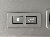 【パワーバックドア】スマートキーや運転席のボタンを押すだけでリアゲートが自動で開閉します!荷物を持っている時や、高い位置にあるバックドアを閉める際に便利な機能です♪