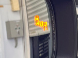 【ブラインドスポットモニター】走行中、ドアミラーの死角になりやすい箇所に後続車が接近するとサイドミラーのレンズに警告を表示!ドライバーに注意喚起をしてくれます。