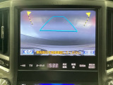 【バックカメラ】運転が苦手な方も車庫入れラクラクです!ギアをリバースに入れれば自動的に切り換わりますので、面倒な操作は不要です♪狭い駐車場もお車を傷つけず安心ですね!