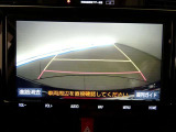 バックガイドモニター付き。車両後方の映像をナビ画面に表示し、駐車などの後退操作をサポートします。
