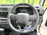 インテリアに合わせたデザインのステアリングは、運転される方のことも考え、運転しやすい形状、大きさです。是非一度、実際に触ってお確かめください。