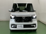 LEDヘッドライトを装備しています。LEDヘッドライトはとても明るく、雨の日や夜間走行も安全・安心です。オートライトコントロール付きで周囲の明るさに応じて自動で点灯・消灯します