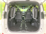 普段のお買い物や通勤、送迎等に十分な荷室スペースを確保しております。セカンドシートを倒すと、大きな荷物の積載も可能です♪