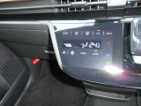車内の室温を自動で一定に保ってくれる便利なオートエアコンが付いています。温度を設定するとクルマがエアコン噴出し温度を上げたり下げたり風量を変えたりしてくれるので運転に集中が出来ますよ。