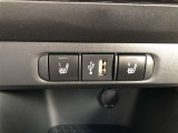 【シートヒーター】装備。運転席と助手席の座面と背もたれを素早く温めるシートヒーターを搭載。身体を直接温めることができます。