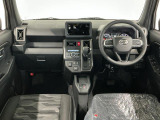 【インパネ】運転のしやすさを最優先に設計された見晴らしの良いフロントビュー。車両間隔が掴みやすく狭い道でも安心♪「安全」と「品質」を最優先に、安心してお乗りいただけるクルマを提供いたします。