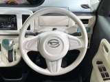 インテリアに合わせたデザインのステアリングは、運転される方のことも考え、運転しやすい形状、大きさです。是非一度、実際に触ってお確かめください。