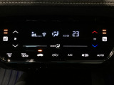 オートエアコンは左右席で独立温度コントロールが可能です。運転席はキンキンに冷やして助手席はマイルドにと言った設定が可能です☆暑さ寒さでケンカすることもなくなりますね♪